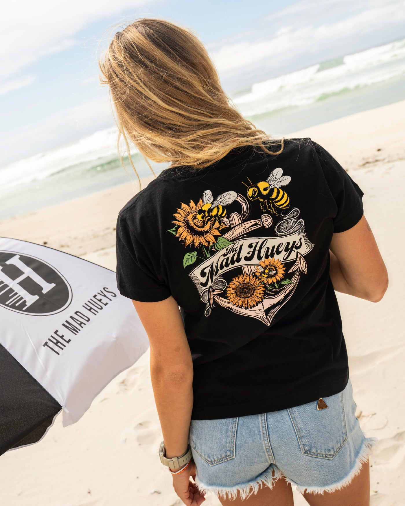 BEE ANCHOR | WOMENS V NECK TEE - BLACK