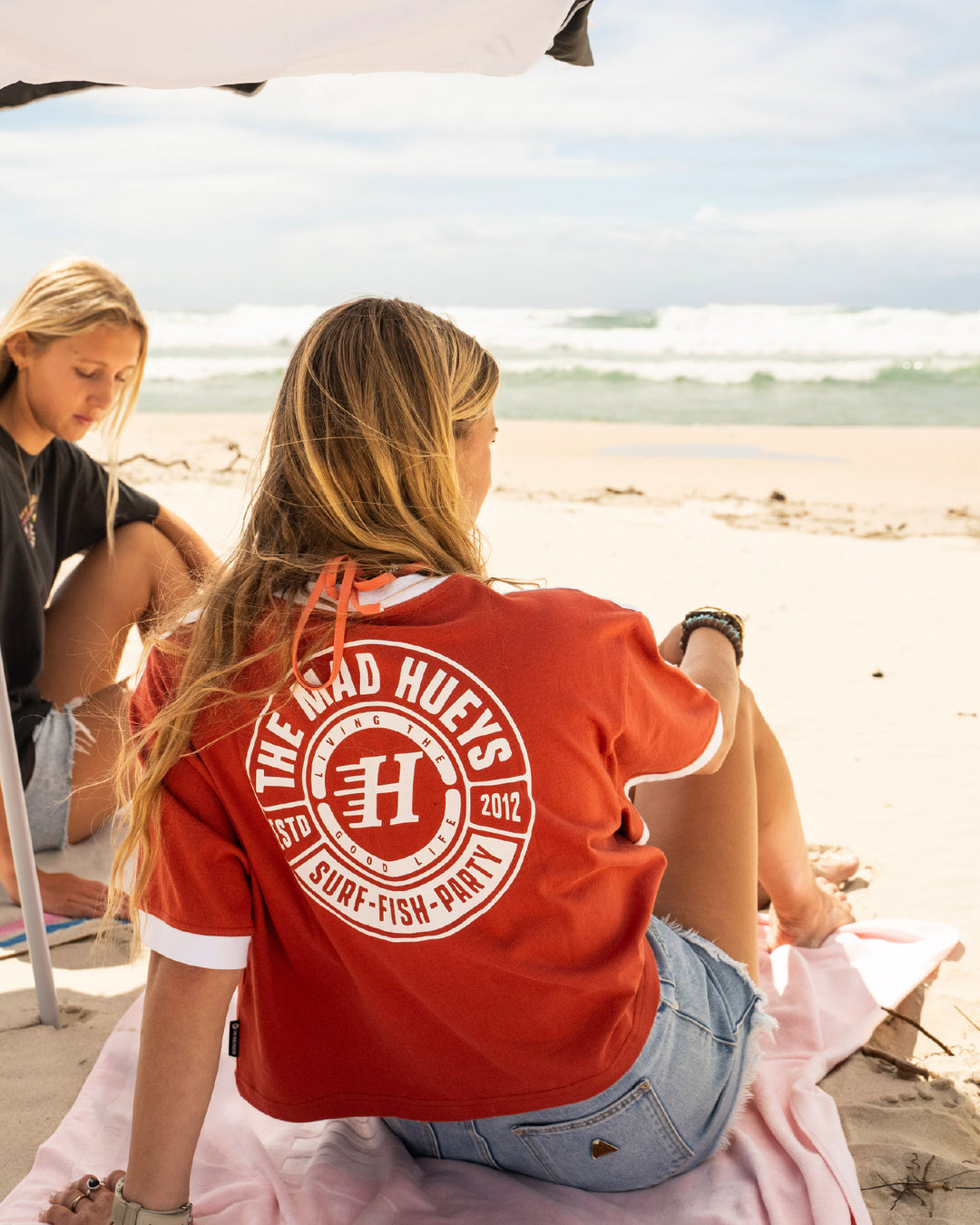 LIVING HUEYS | WOMENS BOXY V NECK TEE - RED CLAY