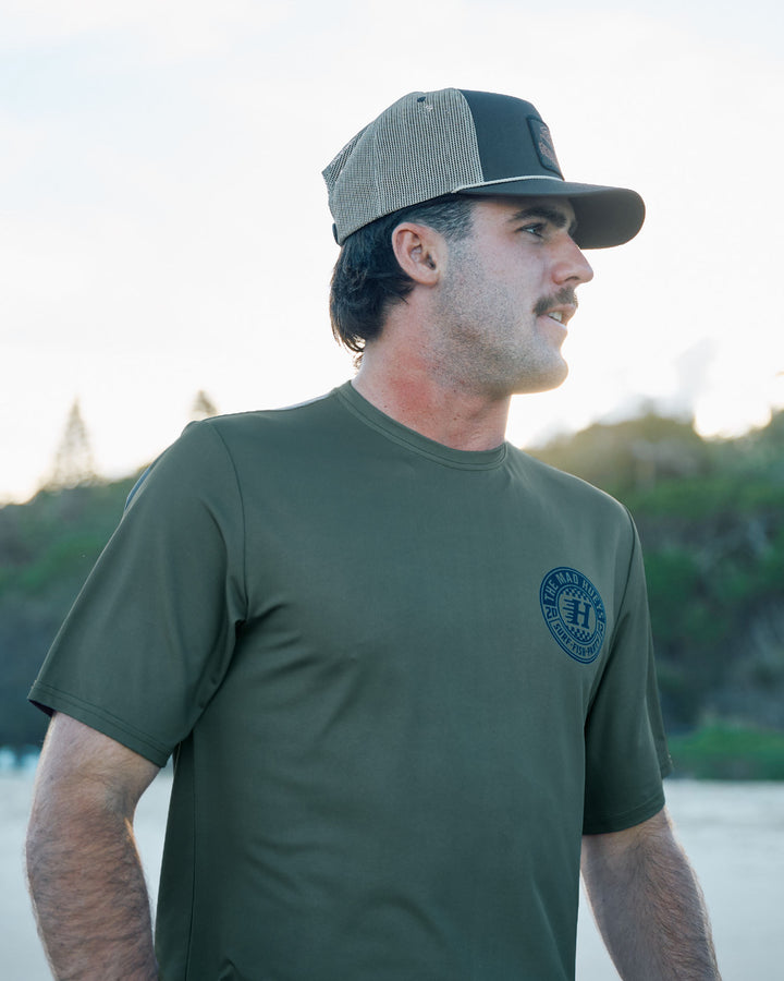 CHECKER HUEYS | RELAXED SS RASHIE - OLIVE
