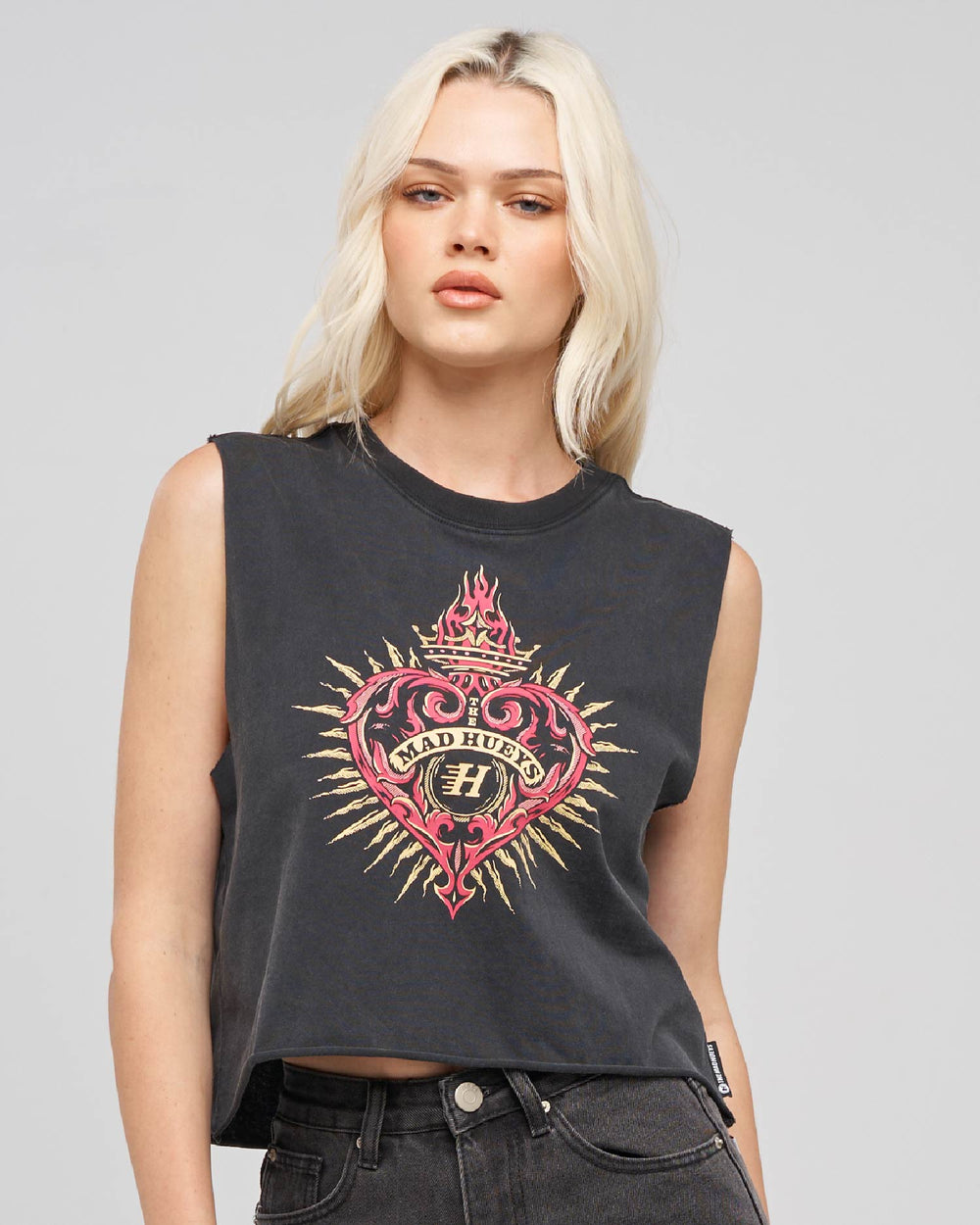 The Mad Hueys Hueys Heart women's Crop Muscle in Washed Black