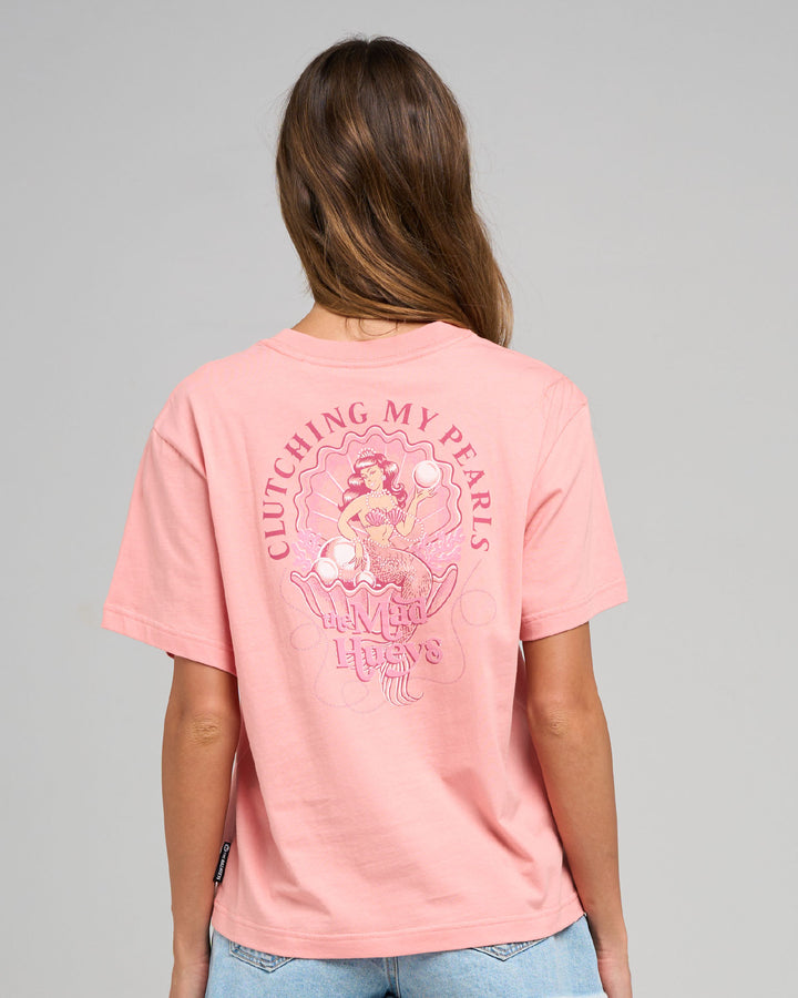CLUTCHING MY PEARLS | WOMENS SS TEE - PEACH