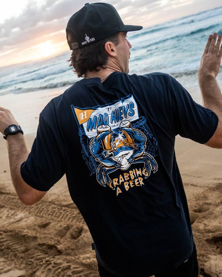 CRABBING A BEER | SS TEE - NAVY