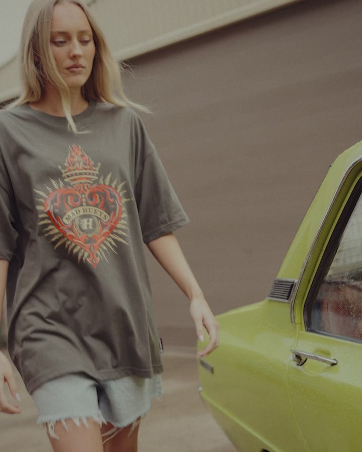 HUEYS HEART | WOMENS OVERSIZED TEE - CHARCOAL